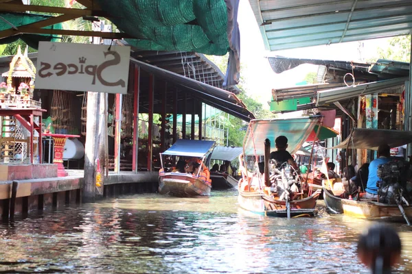 タイの浮遊市場 購入したロイヤリティーフリーライセンスの条件に従って 個人的および商業的目的で使用することができます 画像は高解像度の品質でダウンロード可能です — ストック写真