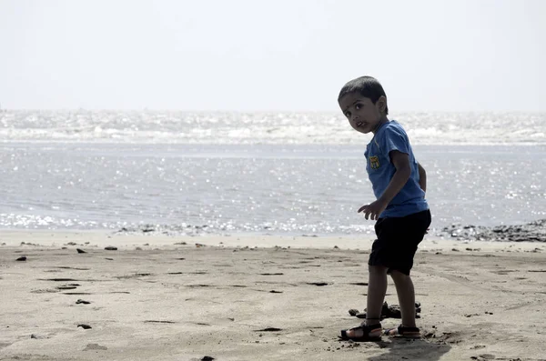 Chlapec Hraje Pláži — Stock fotografie