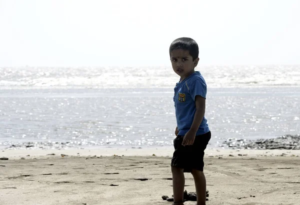 ビーチにいる少年 — ストック写真