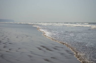 Sahilde temiz su dalgaları