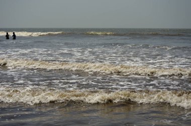 Sahilde temiz su dalgaları