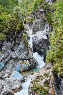 Kayada Küçük Bir Şelale