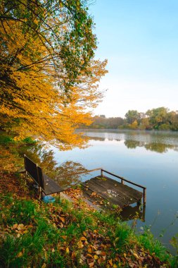 Sonbahar yaprakları gölde sabah İskelesi ile