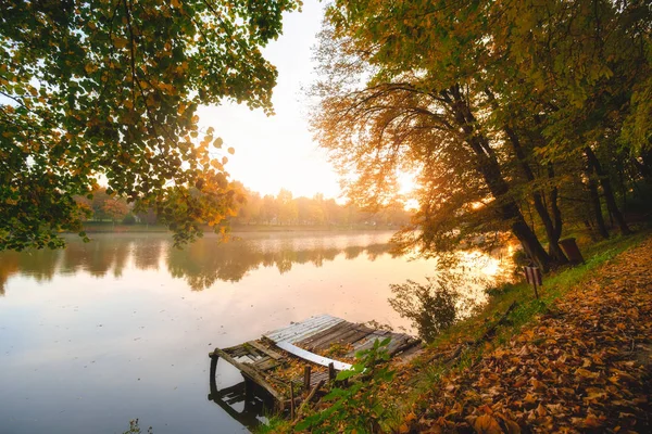 Herbst Laubsee Morgen Mit Seebrücke — Stockfoto