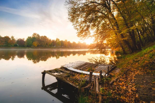 Podzimní Listí Jezero Ráno Molem — Stock fotografie
