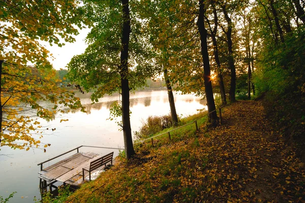 Podzimní Listí Jezero Ráno Molem — Stock fotografie