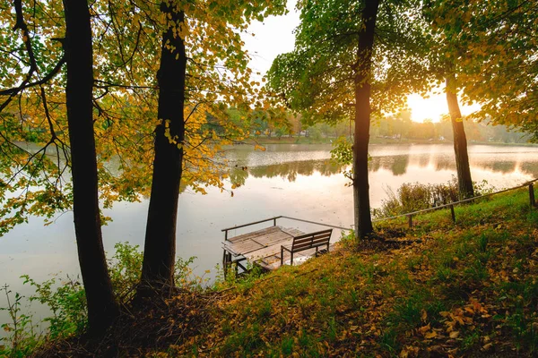 Осеннее Лиственное Озеро Утром Причалом — стоковое фото