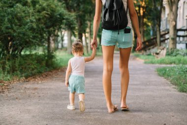 Küçük kızı parkta yürüyüş ile anne