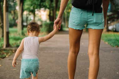 Küçük kızı parkta yürüyüş ile anne