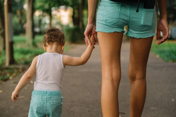 Mother Little Daughter Walking Park — Stock Photo, Image