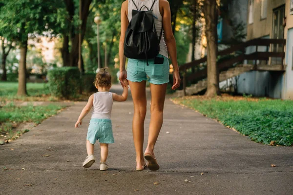 Mother Little Daughter Walking Park — Stock Photo, Image