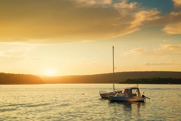 Bateau Coucher Soleil Dans Mer Adriatique — Photo