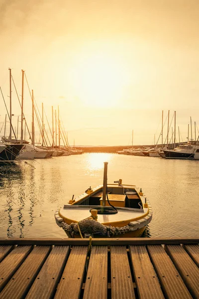 アドリア海の海の夕焼けボートします — ストック写真