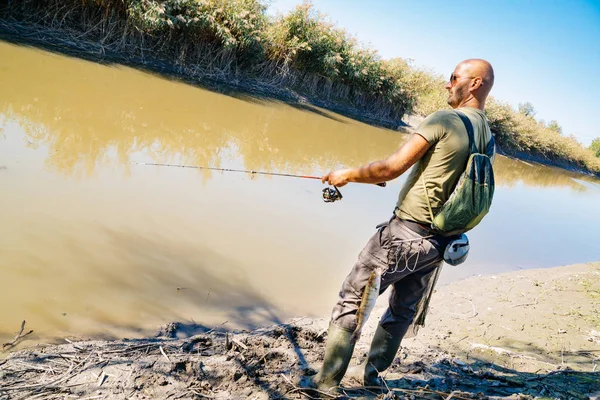 Schleuderfischen Auf Einem Fluss Mit Der Rute — Stockfoto