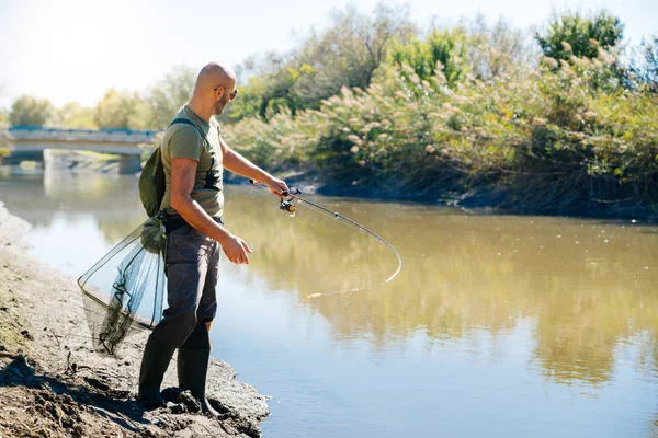 Schleuderfischen Auf Einem Fluss Mit Der Rute — Stockfoto