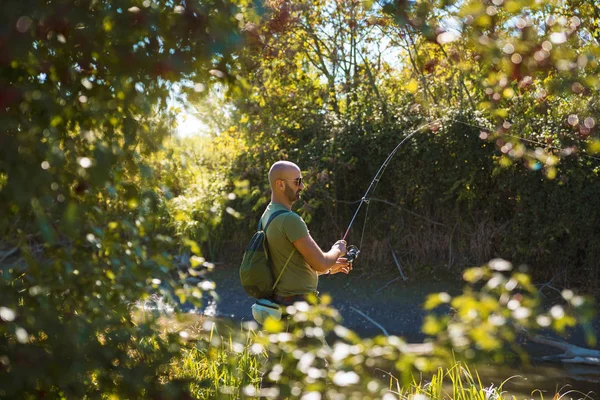 Schleuderfischen Auf Einem Fluss Mit Der Rute — Stockfoto