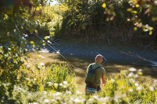 Schleuderfischen Auf Einem Fluss Mit Der Rute — Stockfoto