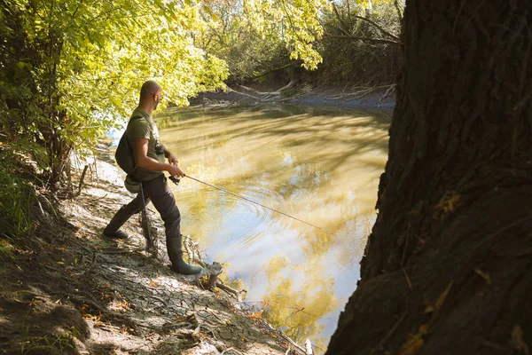 Schleuderfischen Auf Einem Fluss Mit Der Rute — Stockfoto