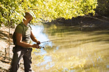 Balıkçılık çubuk ile bir nehir üzerinde spin