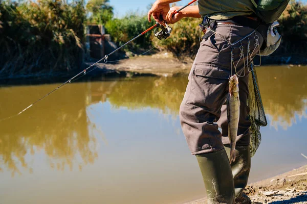 Peces Colgados Cinturón Del Pescador Con Caña Pescar — Foto de Stock