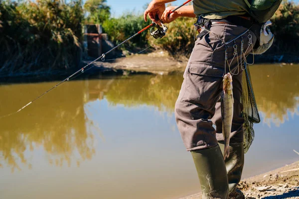 Peixe Pendurado Cinto Pescador Com Vara Pesca — Fotografia de Stock