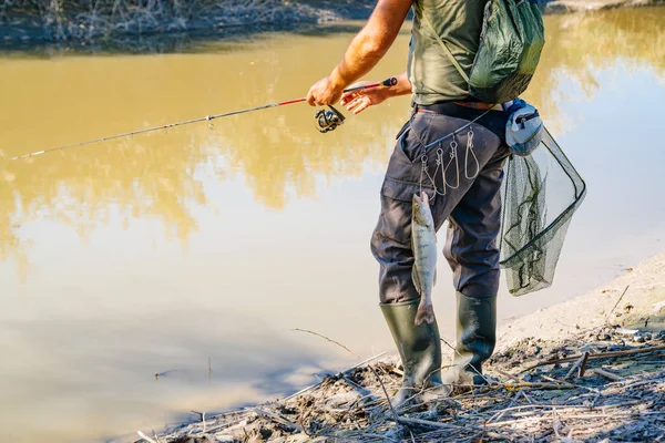 Peces Colgados Cinturón Del Pescador Con Caña Pescar —  Fotos de Stock