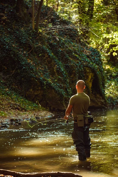 Rybak Połowów Fly Fishing Strumieniu Przepływającej — Zdjęcie stockowe