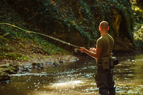 Pescador Que Pesca Com Pesca Mosca Córrego Fluindo — Fotografia de Stock