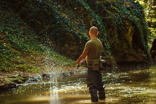 Pescatore Pesca Con Pesca Mosca Nel Torrente Che Scorre — Foto Stock