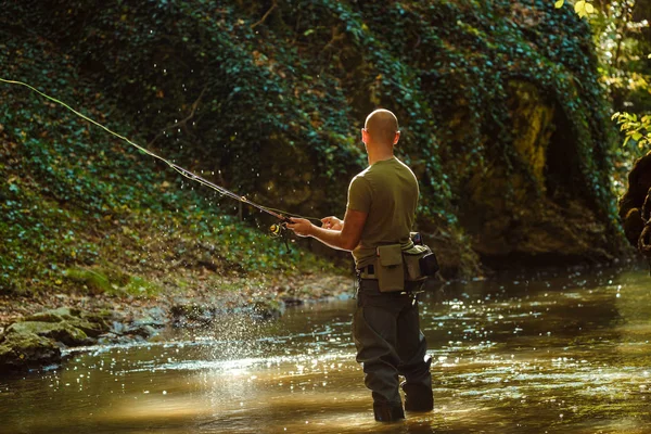 Pescador Que Pesca Com Pesca Mosca Córrego Fluindo — Fotografia de Stock