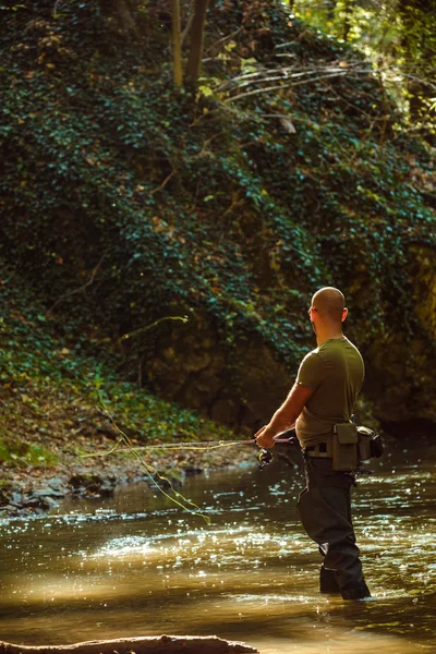 Pescatore Pesca Con Pesca Mosca Nel Torrente Che Scorre — Foto Stock