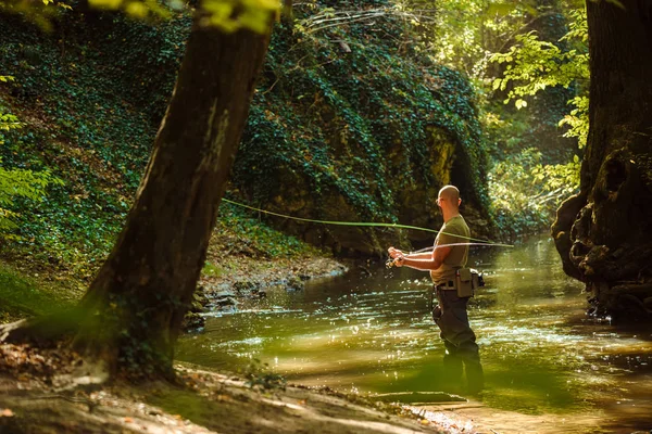 Pescador Que Pesca Com Pesca Mosca Córrego Fluindo — Fotografia de Stock