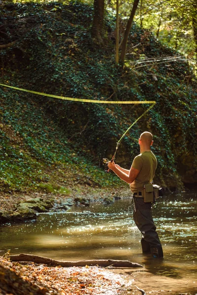 Pescador Que Pesca Com Pesca Mosca Córrego Fluindo — Fotografia de Stock