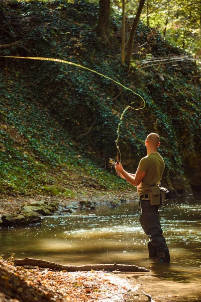 Pescador Que Pesca Com Pesca Mosca Córrego Fluindo — Fotografia de Stock