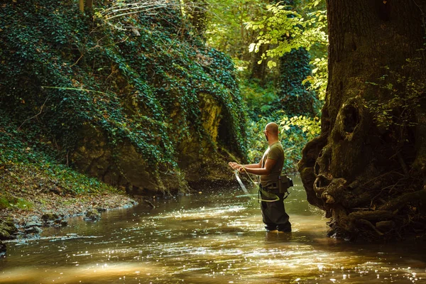 Rybak Połowów Fly Fishing Strumieniu Przepływającej — Zdjęcie stockowe