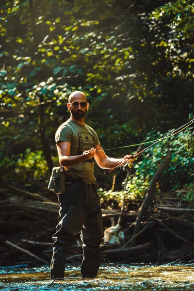 Pescatore Pesca Con Pesca Mosca Nel Torrente Che Scorre — Foto Stock