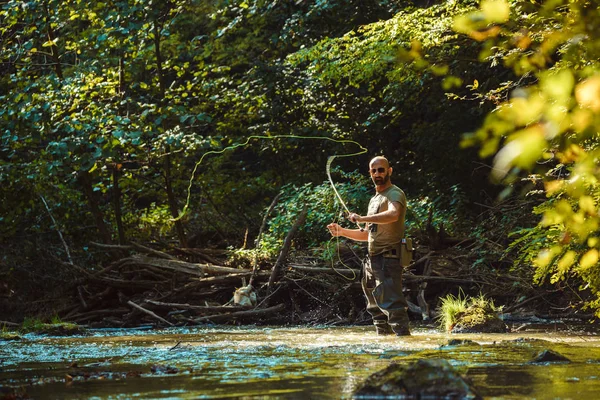 Pescador Que Pesca Com Pesca Mosca Córrego Fluindo — Fotografia de Stock