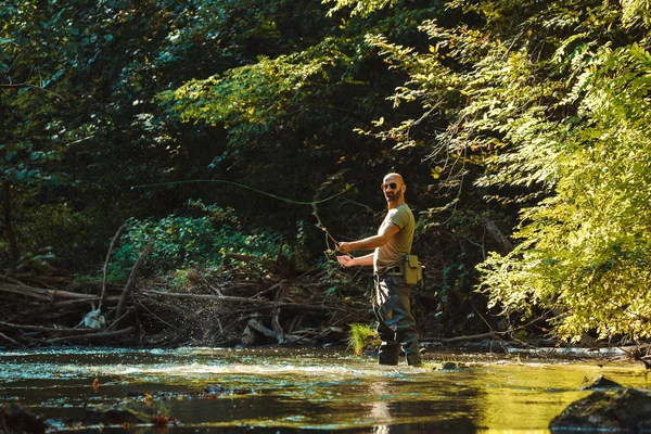 Pescador Que Pesca Com Pesca Mosca Córrego Fluindo — Fotografia de Stock