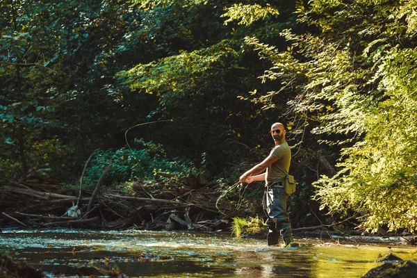 Pescador Que Pesca Com Pesca Mosca Córrego Fluindo — Fotografia de Stock