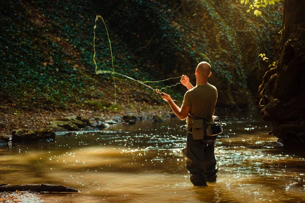 Ein Fischer Fischt Mit Fliegenfischen Fließenden Strom — Stockfoto