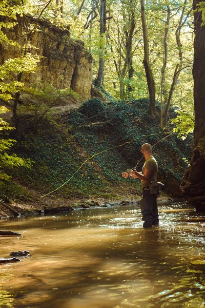 Rybak Połowów Fly Fishing Strumieniu Przepływającej — Zdjęcie stockowe