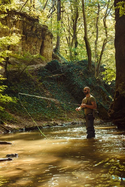 Pescatore Pesca Con Pesca Mosca Nel Torrente Che Scorre — Foto Stock