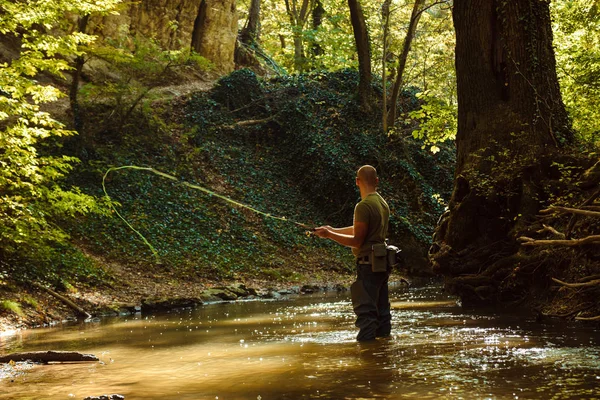 Pescatore Pesca Con Pesca Mosca Nel Torrente Che Scorre — Foto Stock