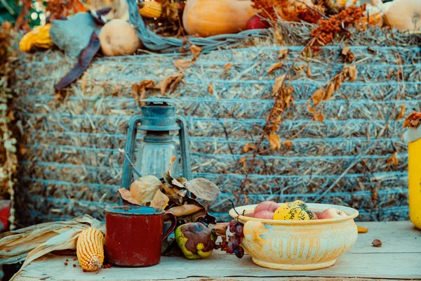 Železná Lucerna Podzimní Dekorace Stole Zahradě — Stock fotografie