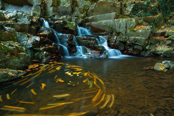 Flujos Cascadas Bosque Otoñal — Foto de Stock