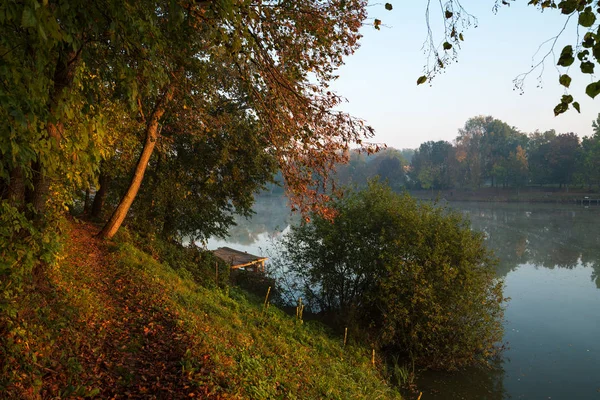 Осеннее Озеро Утром — стоковое фото