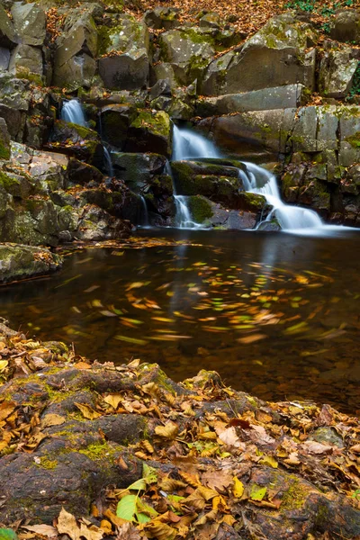 Fließender Bach Und Wasserfall Herbstwald — Stockfoto