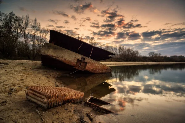 Rusty Gemi Batık Gemi Mezarlığında Dramatik Etkisi Ile Terk — Stok fotoğraf