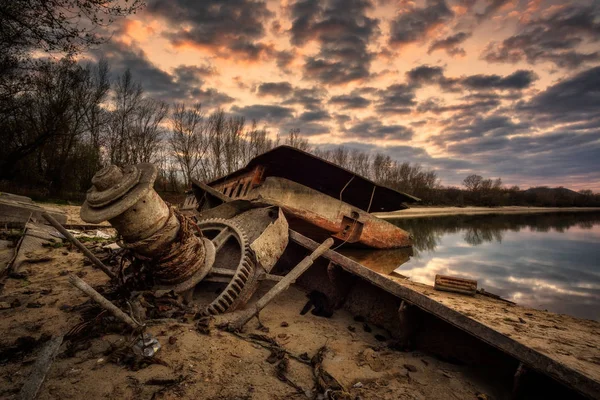 Rusty Gemi Batık Gemi Mezarlığında Dramatik Etkisi Ile Terk — Stok fotoğraf