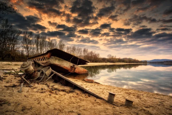 Rusty Gemi Batık Gemi Mezarlığında Dramatik Etkisi Ile Terk — Stok fotoğraf